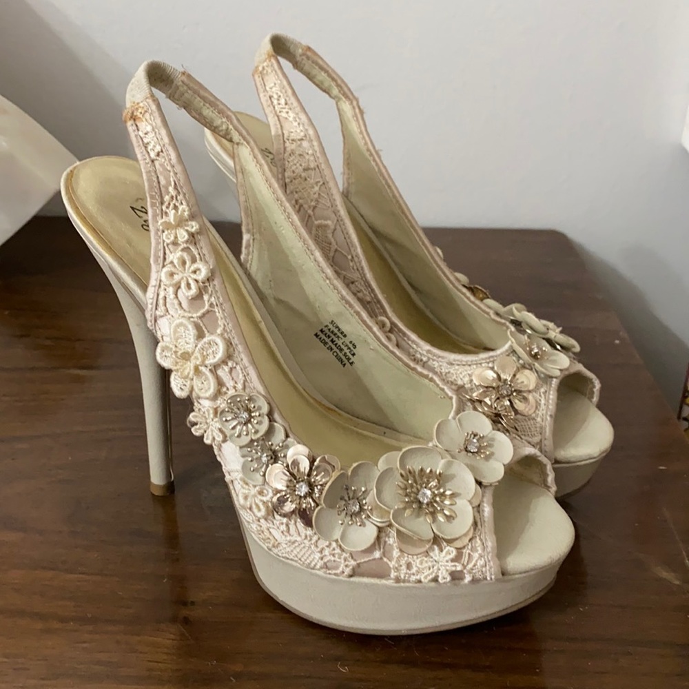 NEVER WORN ZigiSoho Floral Lace Peep Toe Heels 6.5